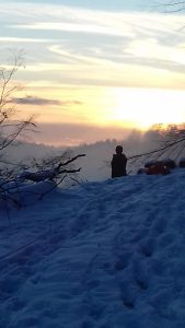 Winterbild mit Mensch und Bergen
